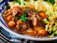 Рецепта Ирландска яхния от телешко месо, тъмна бира и домати